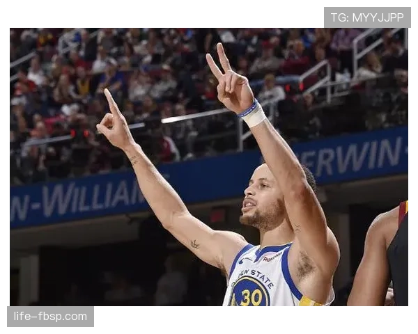 丹尼·格林无球跑动拉开空间，3D属性提升球队进攻效率